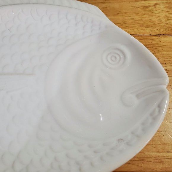 Secla Portugal White Embossed Design Fish Plates Set of 2 - Picture 3 of 6